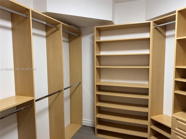 Building Photo - 2600 Island Blvd