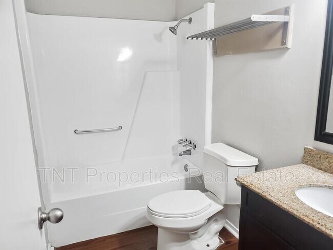 Building Photo - 304 Manuel Dr