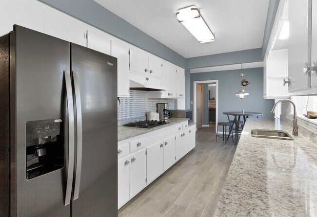 Building Photo - 6817 N Lamon Ave