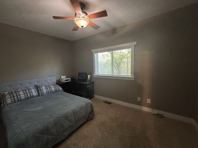 Building Photo - Spacious 2,048sf 3-bed home on acreage in Garden Valley!