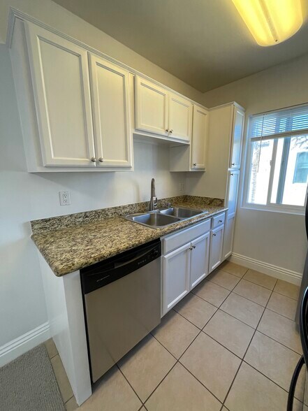 Kitchen - 1472 Iris Ave