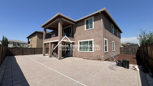 Building Photo - Still looks new. 4-bedroom home in North N...