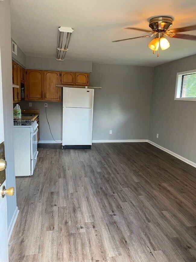 Building Photo - Renovated 1 Bedroom 1 Bath Unit in Quadplex for Rent!