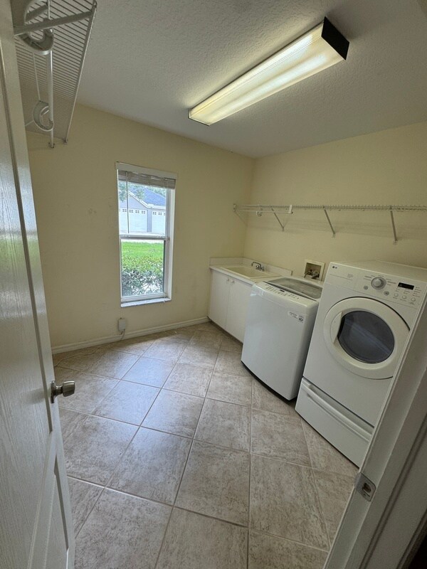 Building Photo - 10084 Cherry Hills Ave Cir