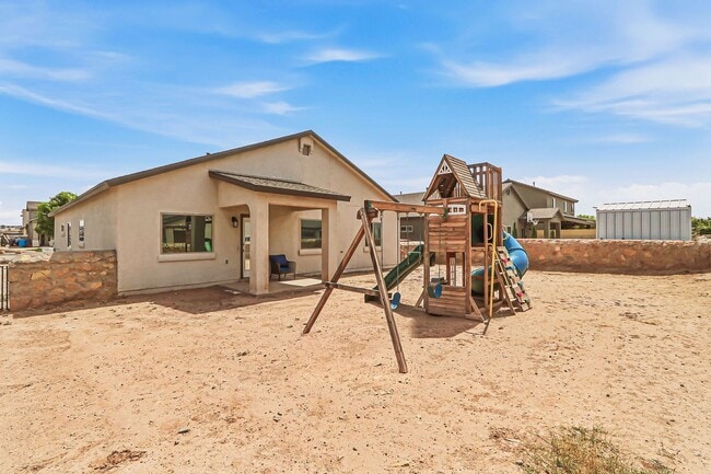 Building Photo - BEAUTIFUL FAR EAST HOME RIGHT OFF I-10, PET FRIENDLY WITH NO BREED RESTRICTIONS