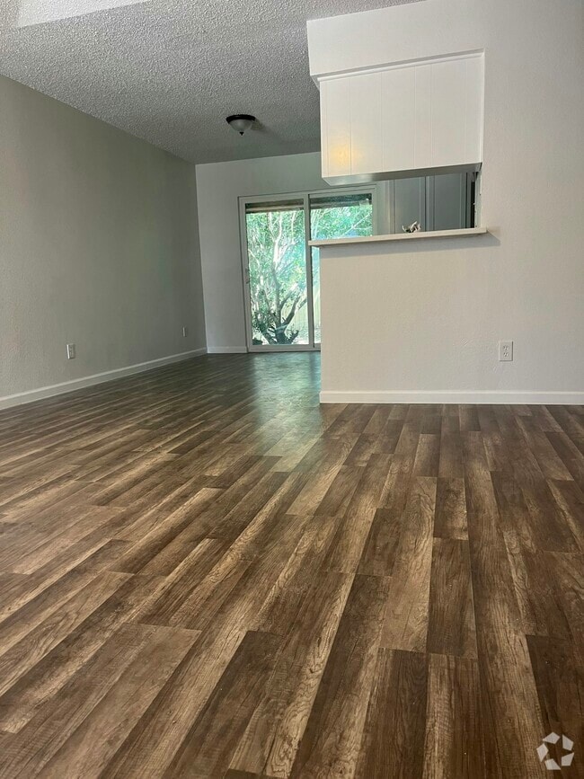 Building Photo - 6862 S Creek Dr