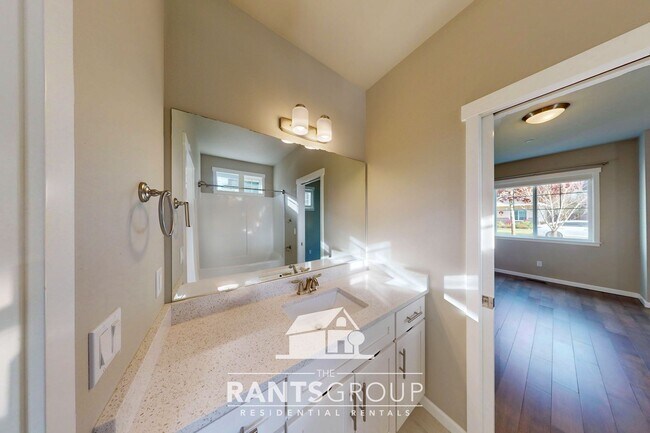 Building Photo - Bright 3-Bedroom, 2-Bathroom Rambler in Olympia!