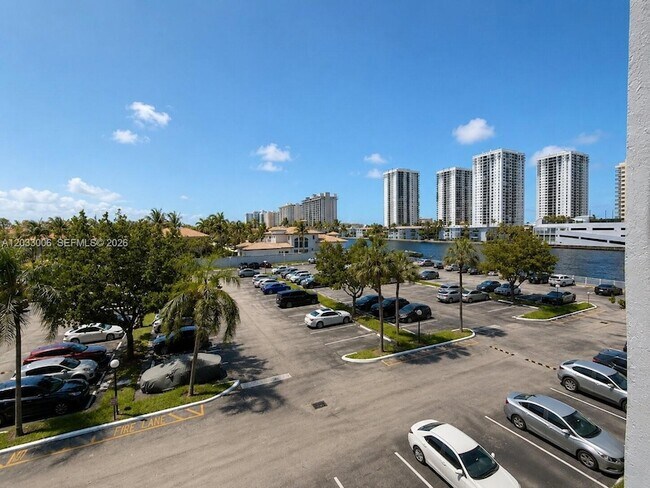 Building Photo - 1000 Parkview Dr