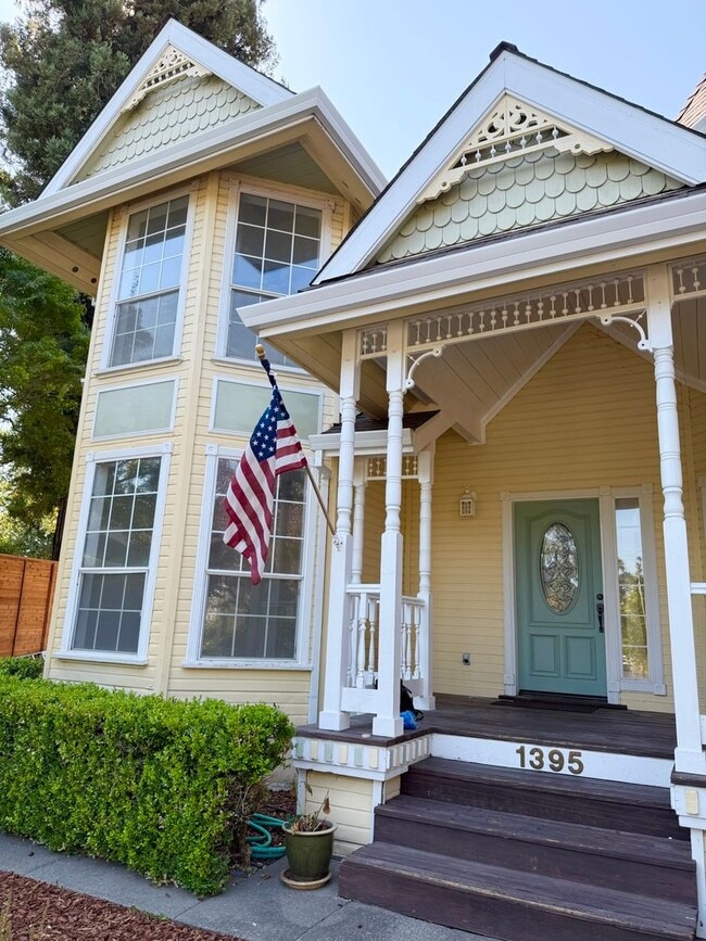 Building Photo - Pet Friendly! Walk to Downtown