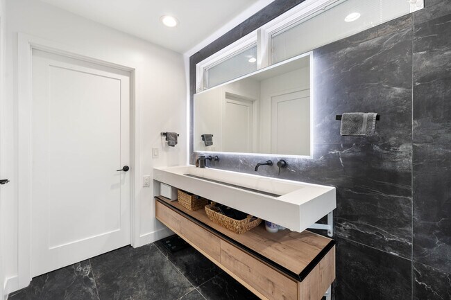 Building Photo - 3541 Multiview Dr