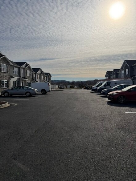 Building Photo - 1411 Greenview Dr