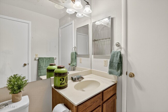 Building Photo - 930 N Mesa Dr