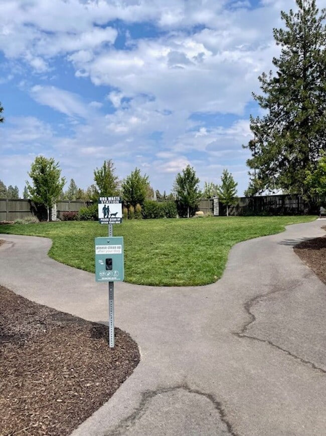 Building Photo - Like new 3 bedroom townhome in SE Bend!