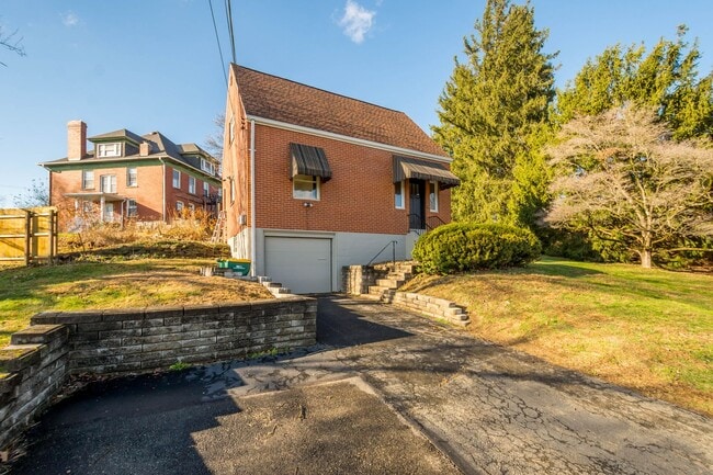 Building Photo - Move in TODAY! Check out this beautifully RENOVATED 3 bedroom in CHURCHILL!