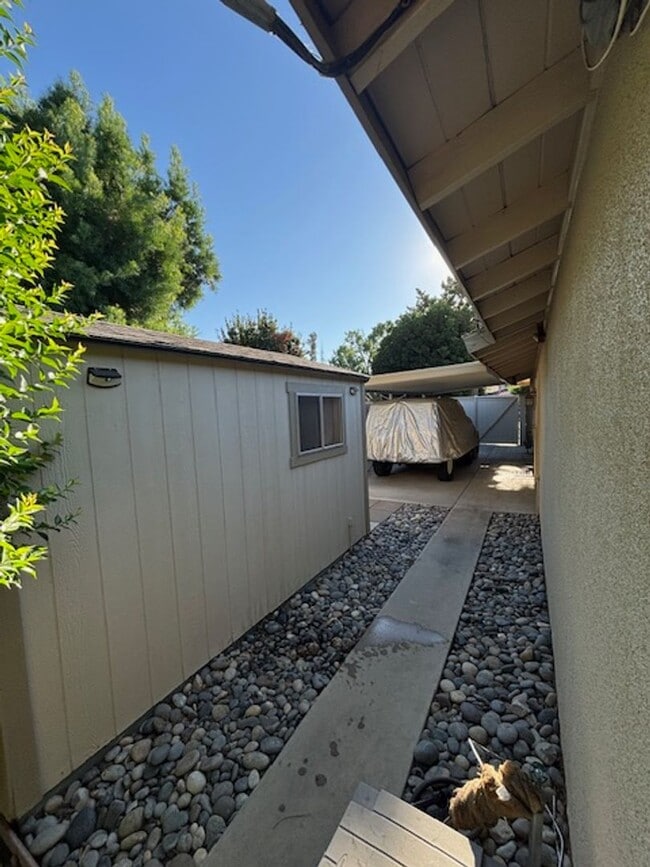 Building Photo - Stockdale Country Club 3 Bedroom Home with Paid Solar, Sunroom, RV Parking, and Ample Storage