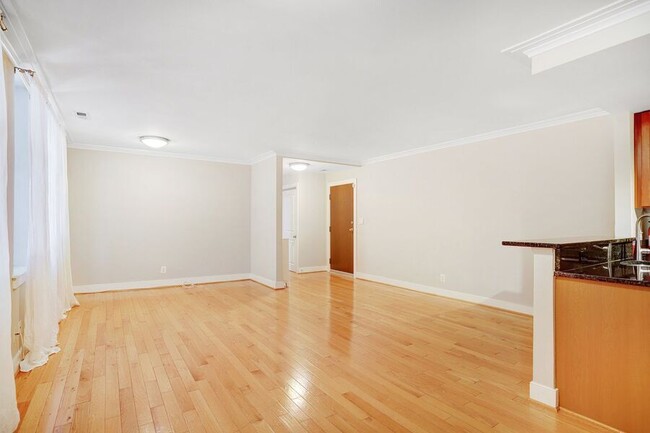 Building Photo - Sunny 3-Bedroom Corner Unit in Eckington/B...