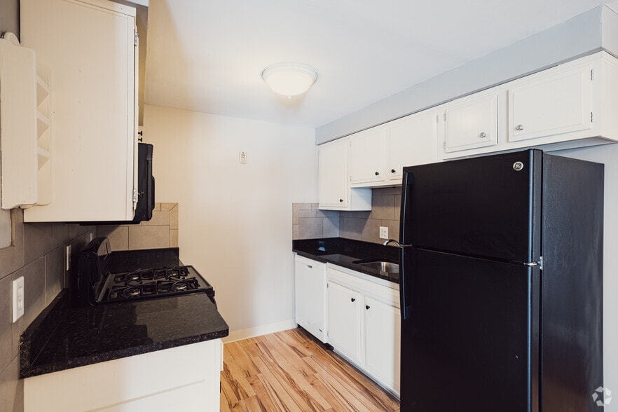 2BR, 2BA - 1200SF - Kitchen - 25-47 Old Lyme Dr