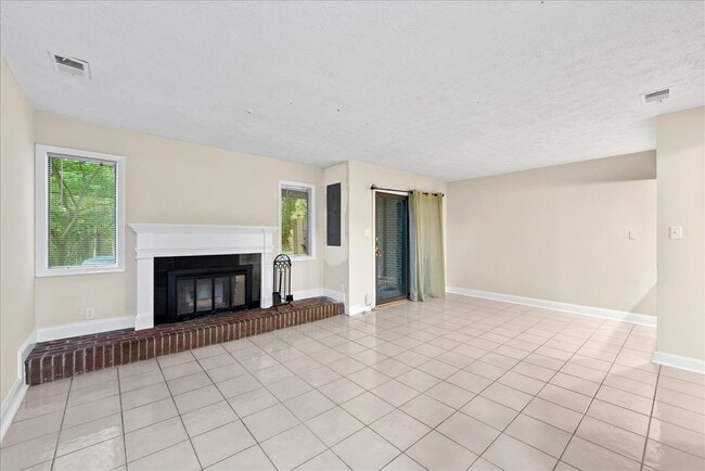 Building Photo - "Luxurious Reston Retreat: Spacious 2400 S...