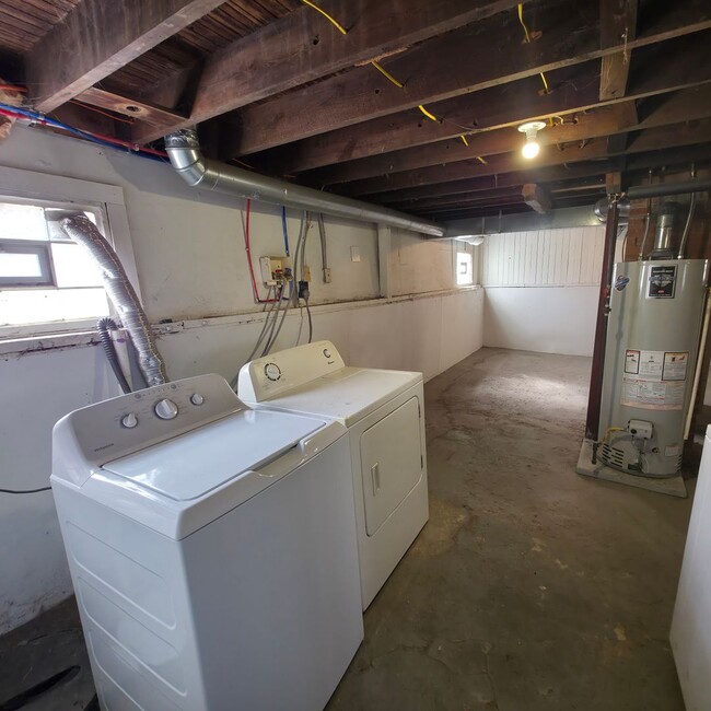 Building Photo - CLE 3 bed, 1 bath Single Family Home- Avai...