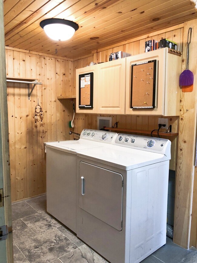 Building Photo - 923 Sagamore Dr