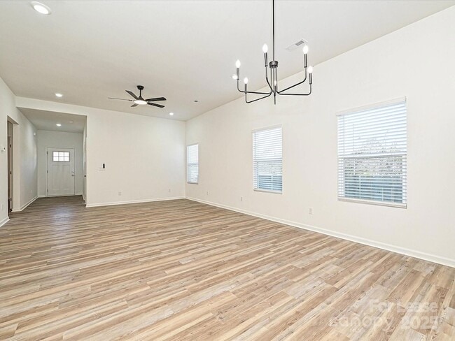 Building Photo - 1349 Russell St