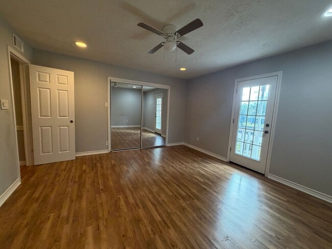 Building Photo - Spacious 3 Bedroom Townhome in Oak Park