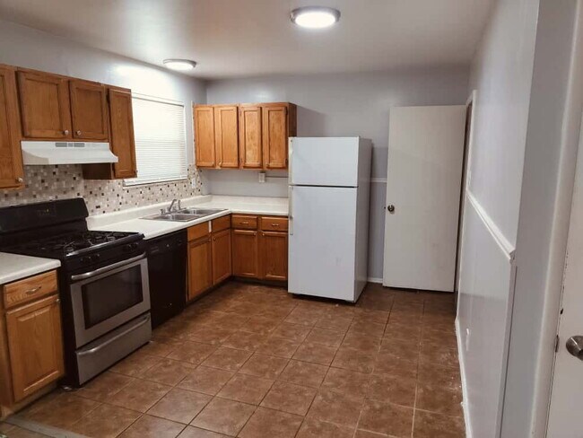 Building Photo - 2461 Duchess Dr