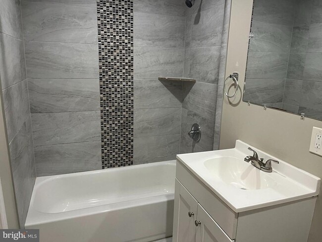 Building Photo - 14684 Cloverdale Rd