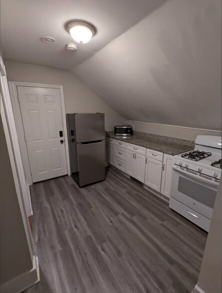 Building Photo - 64 Pleasant St