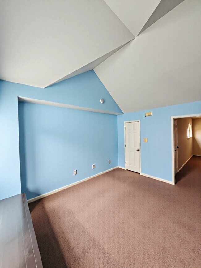 Building Photo - 1015 Green Meadow St