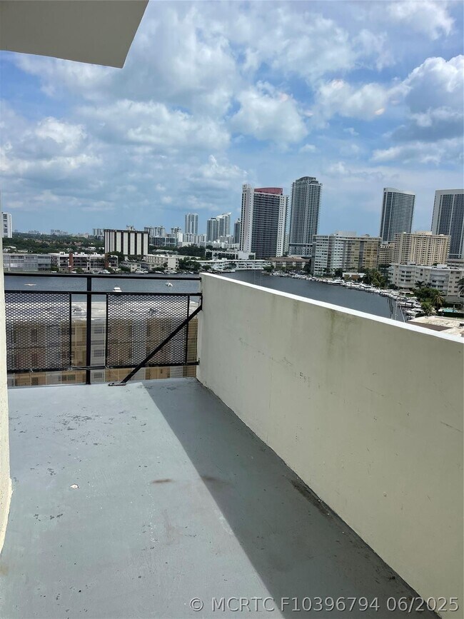 Building Photo - 401 Golden Isles Dr