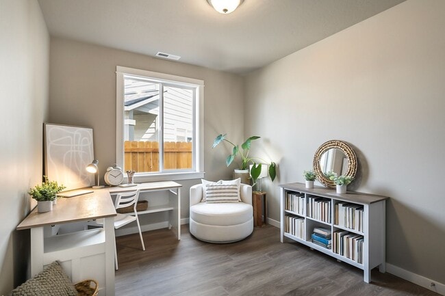 Building Photo - Spacious 4 Bedroom Gem with Private Backya...