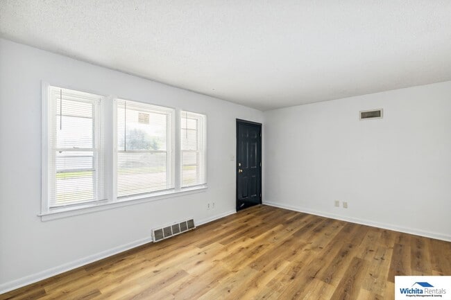 Building Photo - 3 bedroom 1 bath home