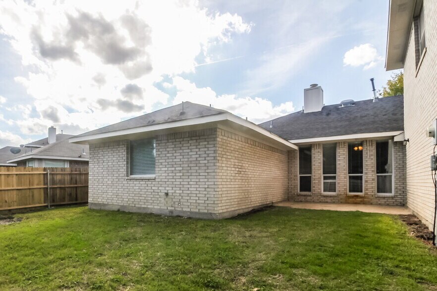 Building Photo - 1528 Warwick Dr