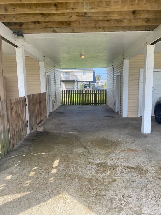 Building Photo - 16712 Fletcher Christian