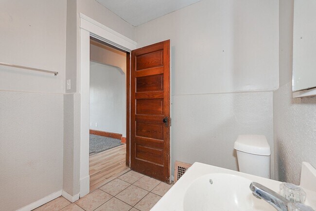 Building Photo - 1025 W 23rd St