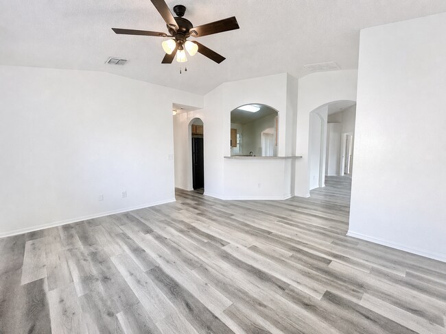 Building Photo - Affordable comfort with space where it counts - 3Bedrooms / 2Baths home in Deltona!