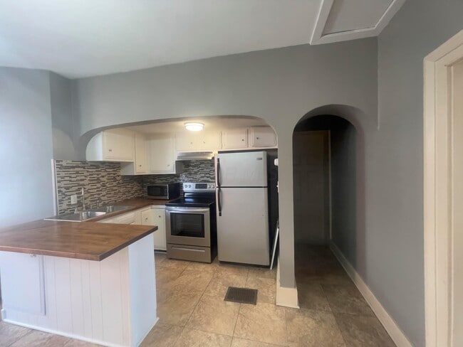 Building Photo - 166 Hudson Ave