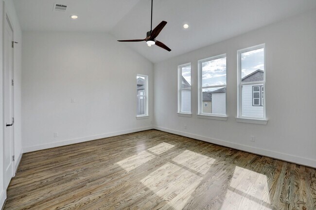 Building Photo - 1535 W 24th St