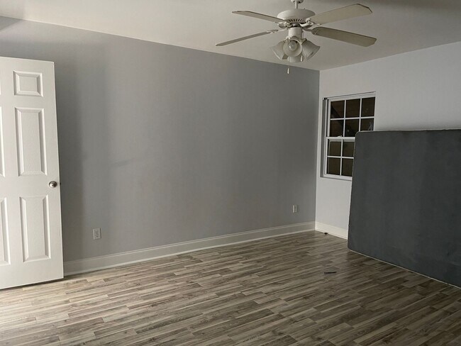 Building Photo - Condo Living Is The Life For You