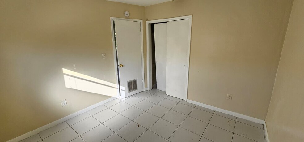 Building Photo - 4117 SW 24th St