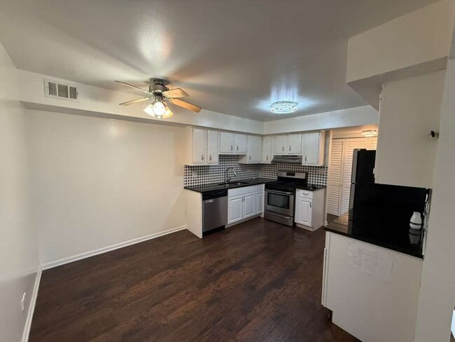 Building Photo - 1945 Hancock Dr