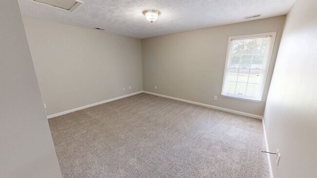 Building Photo - 3 Bedroom with BONUS Room in Jack Britt School District!