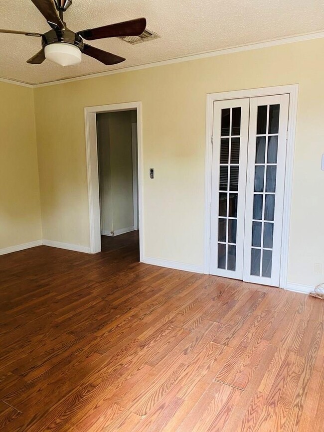 Building Photo - 1926 W Adams St