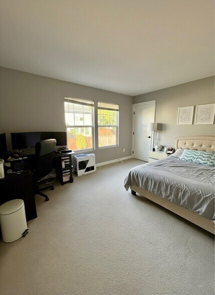 Building Photo - 2404 SE 2nd Ct