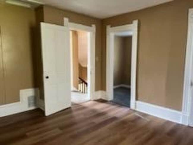 Building Photo - 3 bed 1 bath house