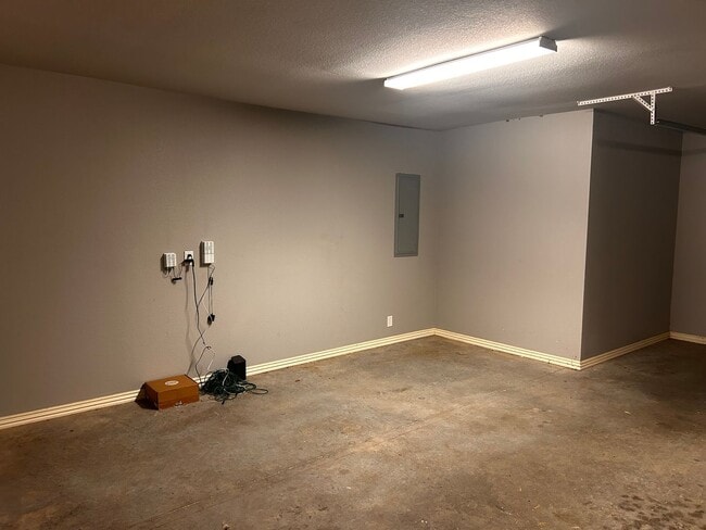 Building Photo - FREE 55" TV or 28" BLACKSTONE WITH SIGNED LEASE!! 4B/4.5B Only $2400