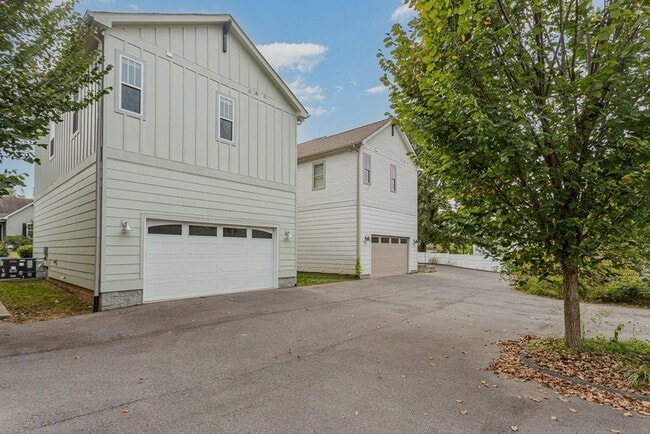 Building Photo - 5802 Maxon Ave