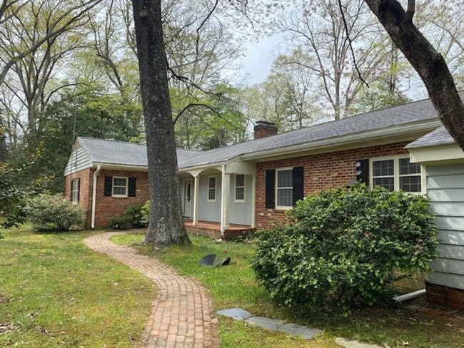 Building Photo - Rambling Brick Rancher with water views cl...