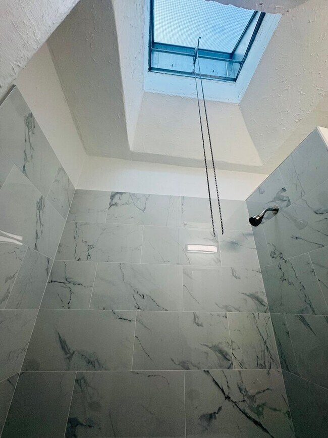 Building Photo - Refreshed 3bd/1bth House with Rear yard!!